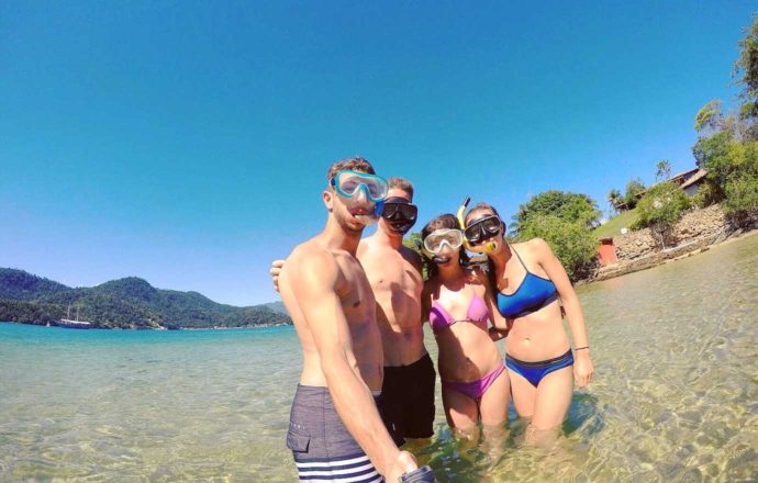 6 things to do on Ilha Grande. Praia da Piedade group pic