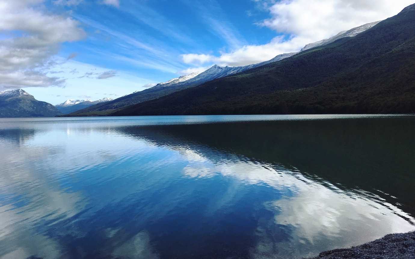 tierra del fuego lago roca