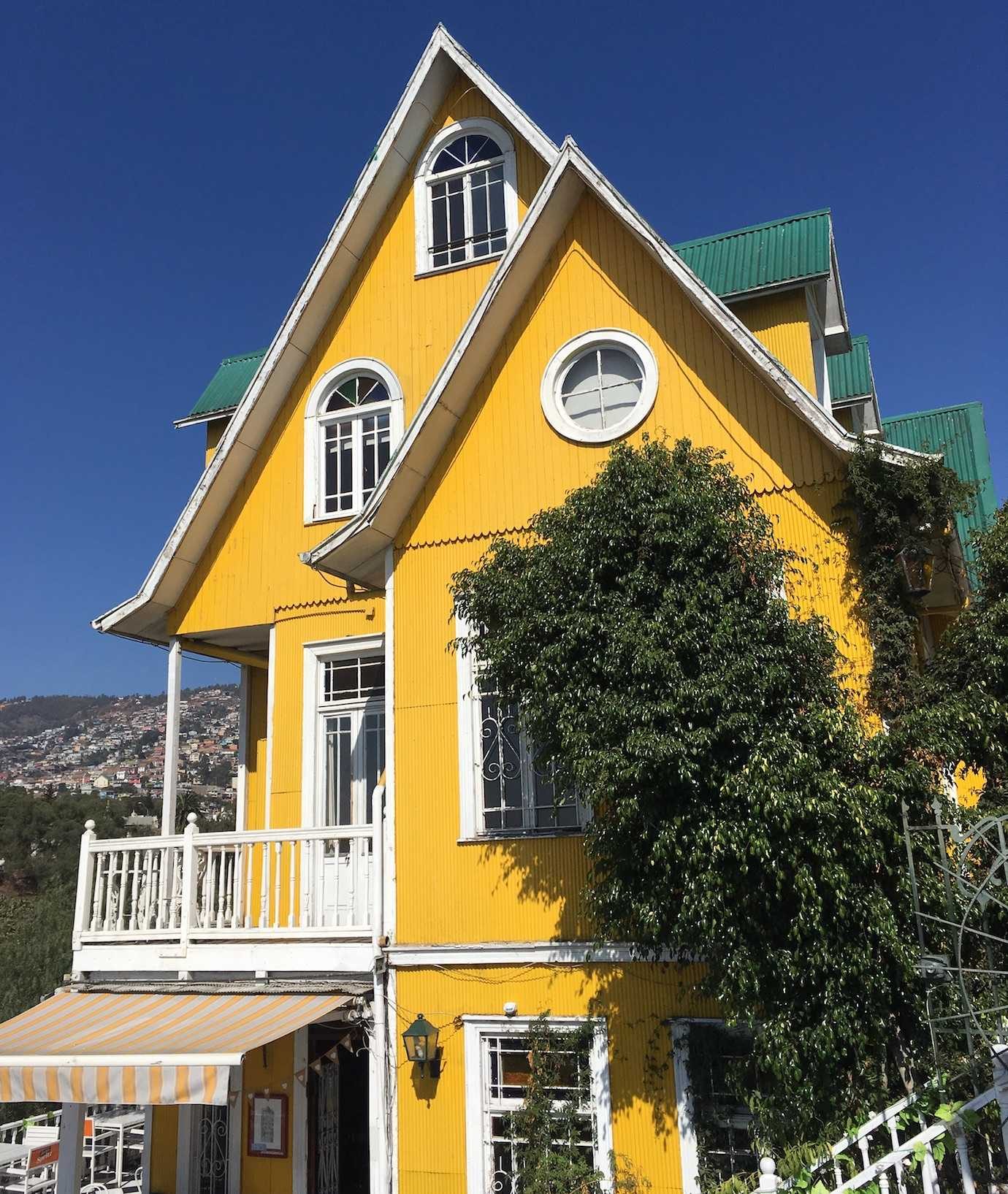 yellow house valparaiso