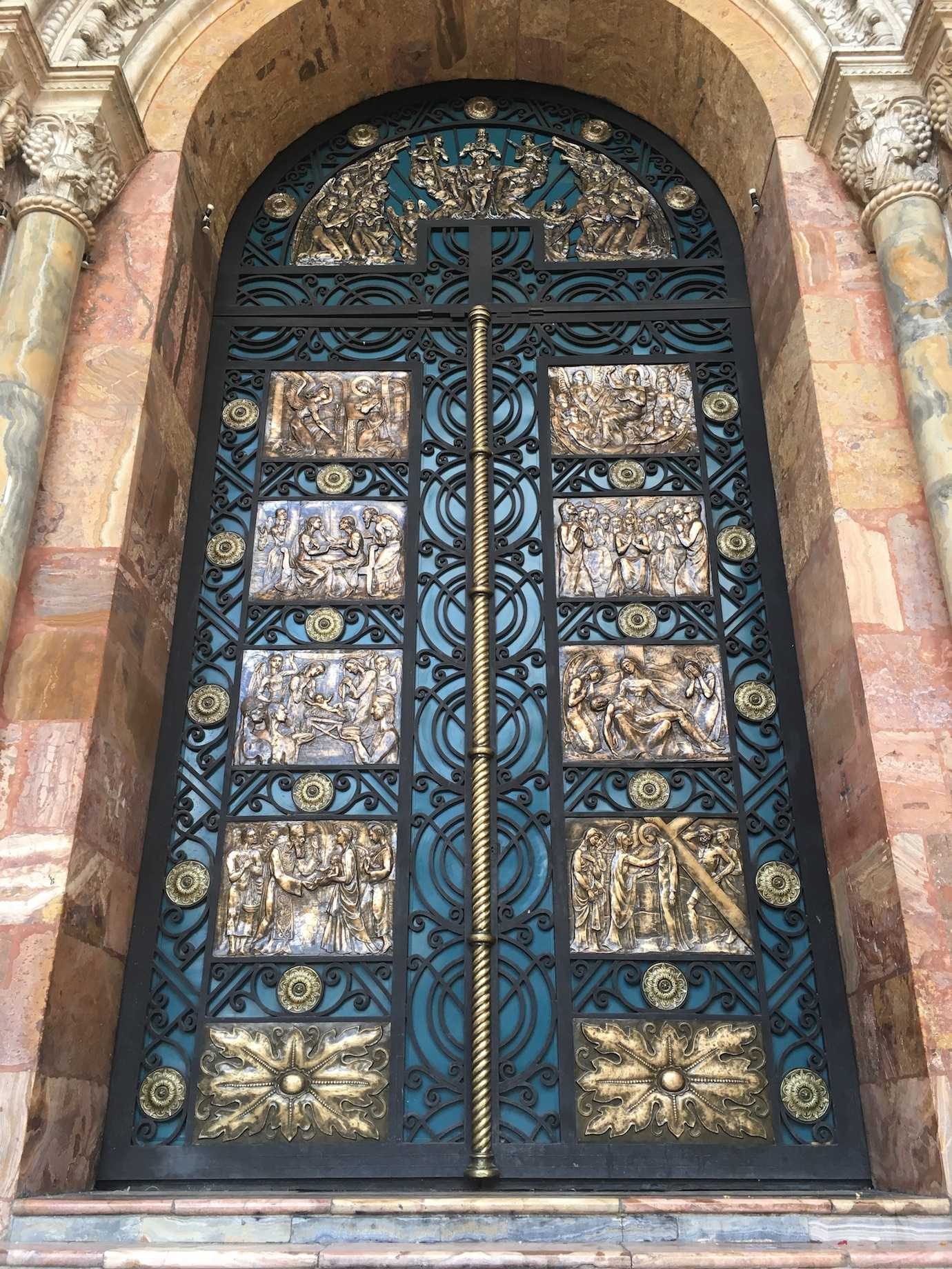 cathedral door cuenca