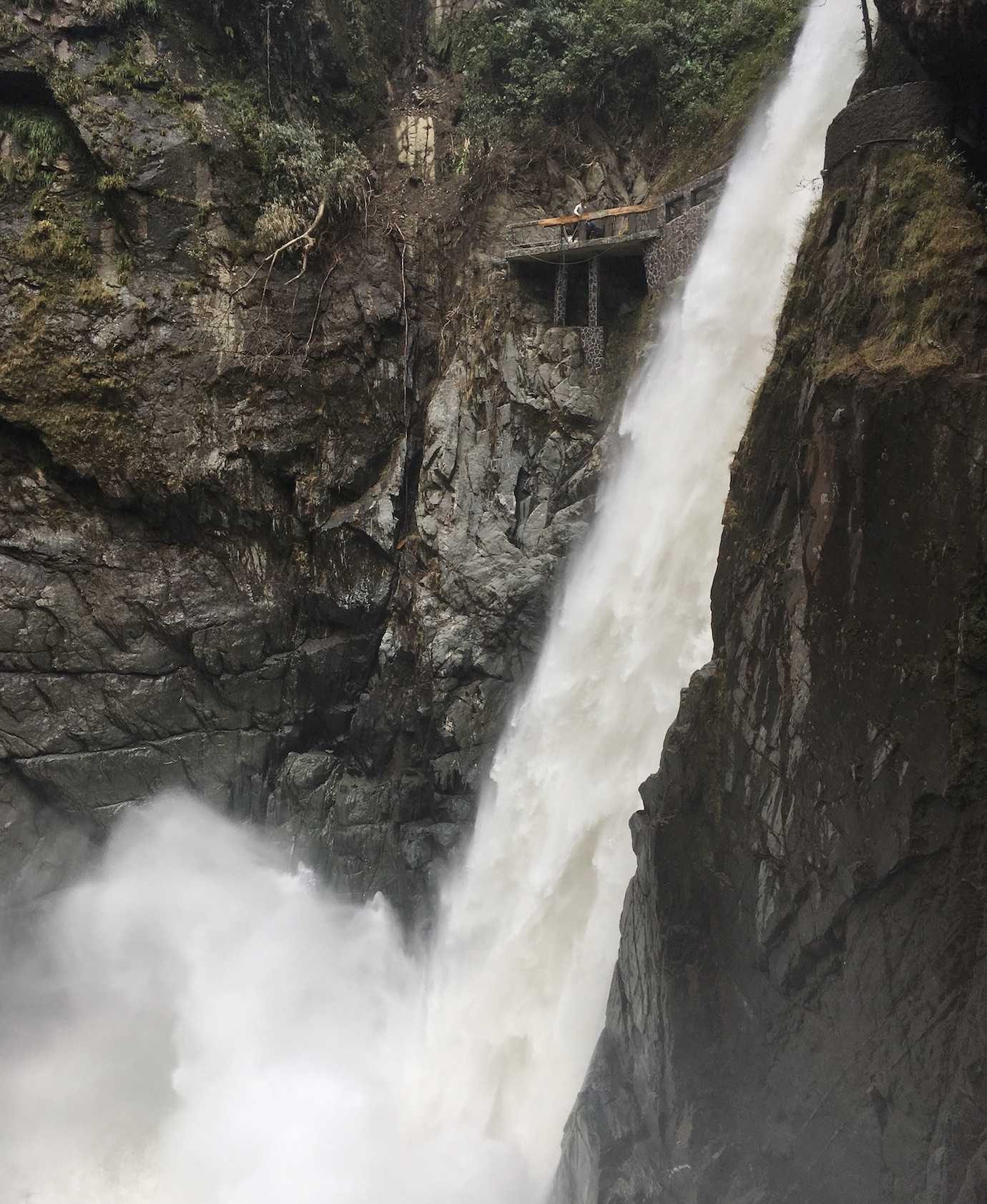 pailon del diablo waterfall Baños