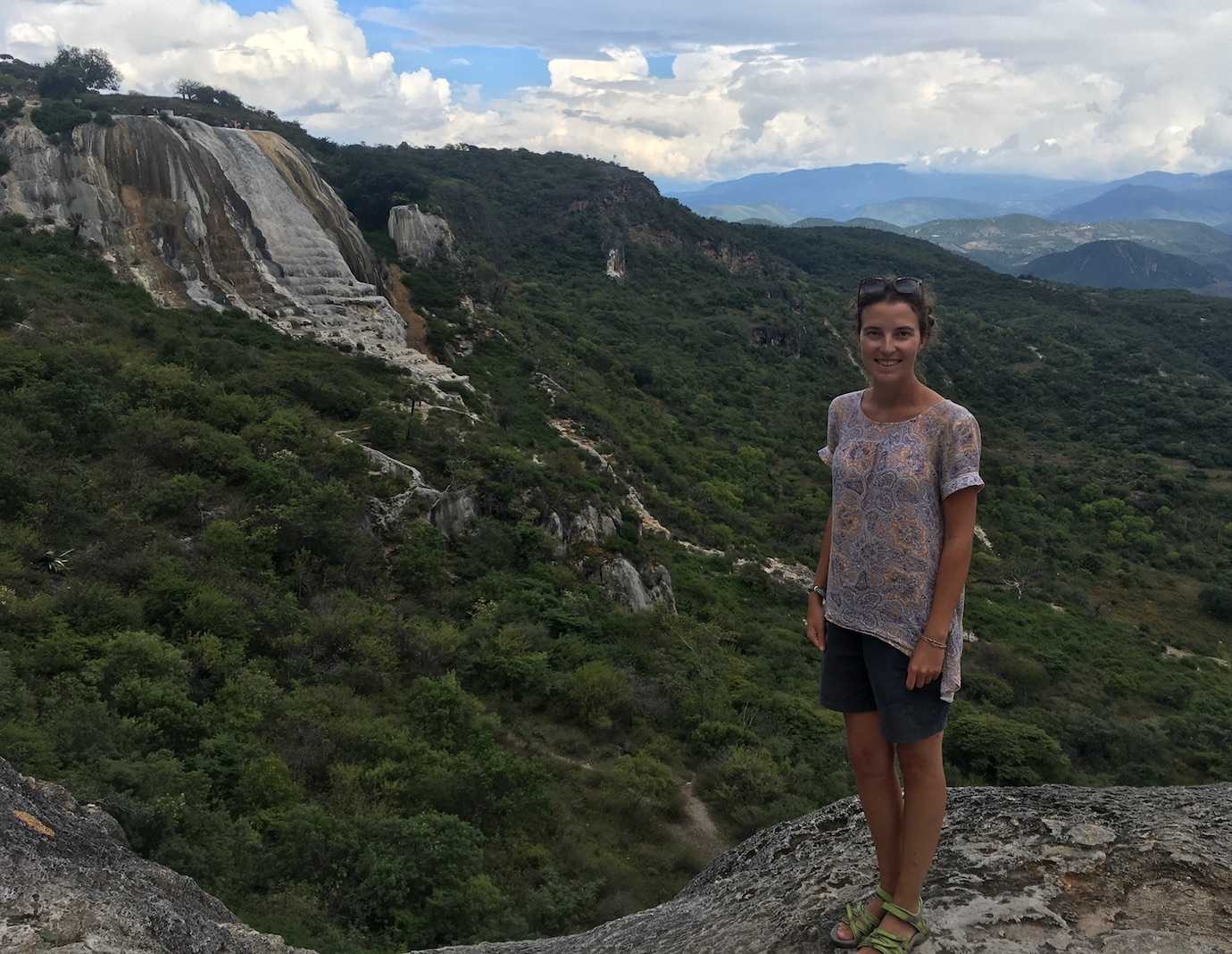 me hierve el agua waterfall background